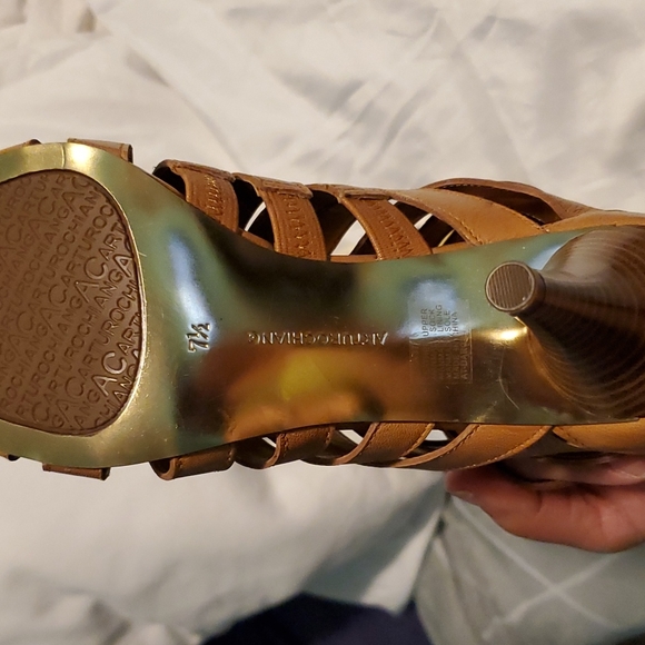 Arturo Chiang  tan (camel color) open toe with gold zipper back of heels - Picture 6 of 7